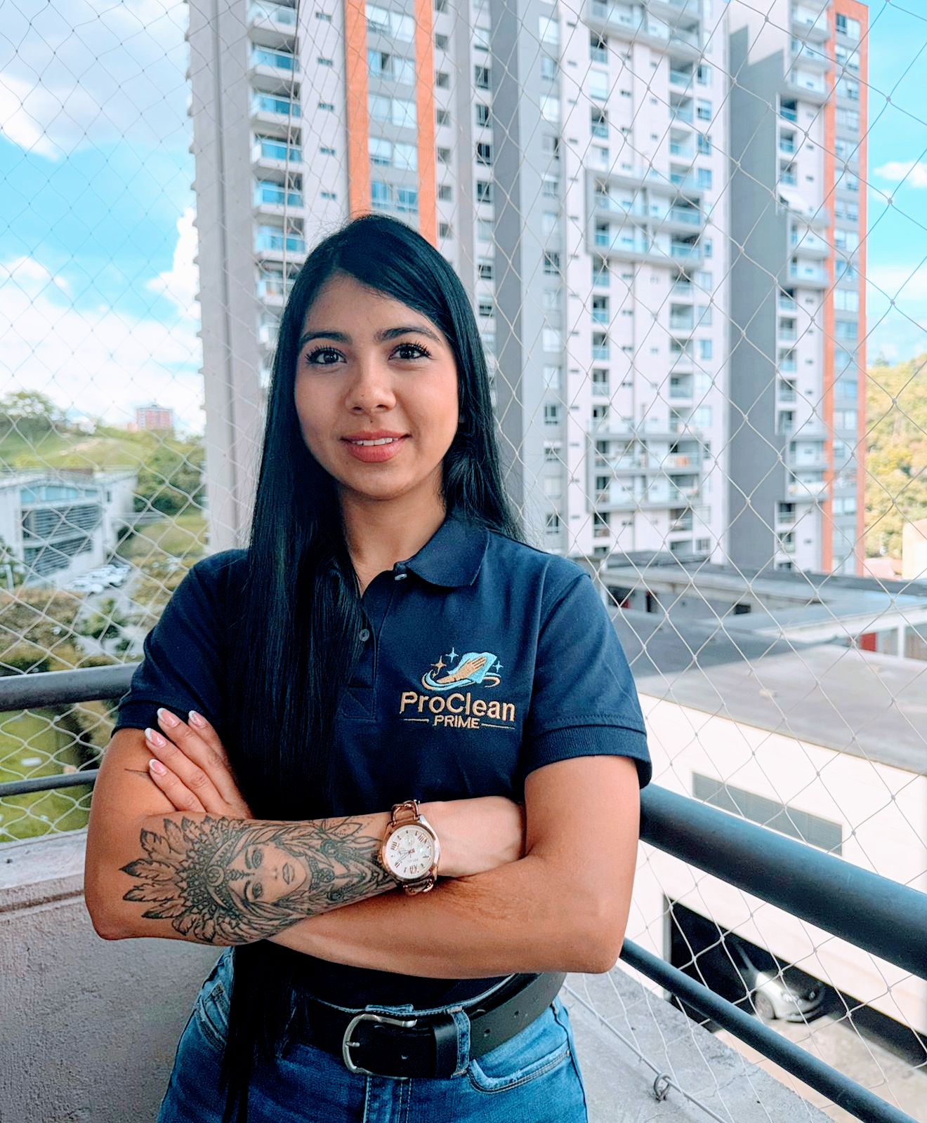 Profesional de ProClean Prime con uniforme azul marino, representando el equipo profesional